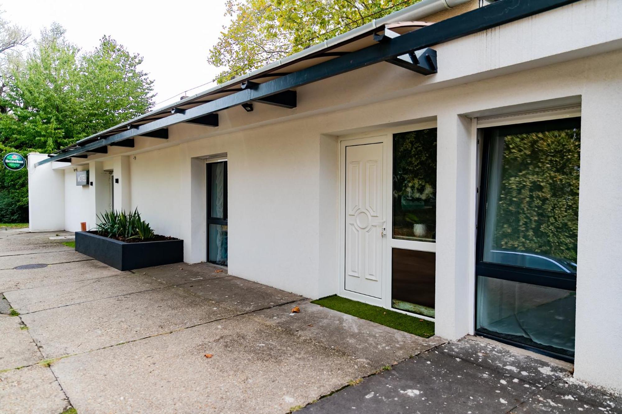 Motel1- A Megfizetheto Luxus! Dunaujvaros Exterior photo